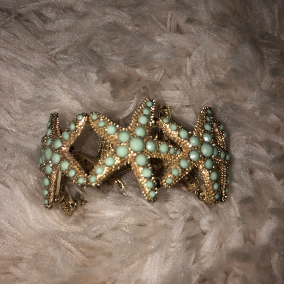 NWOT Gold Starfish Bracelet - Picture 2 of 4